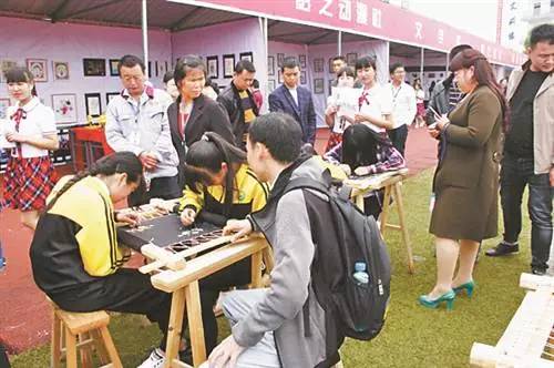 熱點(diǎn) 重慶日?qǐng)?bào)專(zhuān)版報(bào)道秀山職教中心辦學(xué)成果