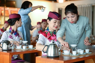 重慶:動(dòng)車(chē)乘務(wù)員禮儀培訓(xùn)迎&ldquo;五一&rdquo;