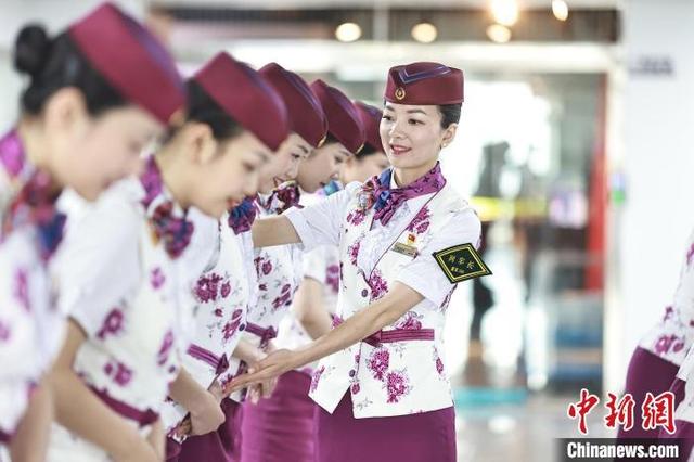 重慶動(dòng)車(chē)乘務(wù)員開(kāi)展禮儀培訓(xùn)，以專(zhuān)業(yè)風(fēng)貌迎接“五一”客流高峰